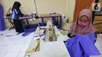 Peserta pelatihan memproduksi alat pelindung diri (APD) berupa pakaian dekontaminasi atau baju hazmat di Balai Latihan Kerja (BLK), Cibodas, Kota Tangerang, Rabu (15/4/2020). Baju diproduksi untuk tenaga medis yang merawat pasien virus corona covid-19. (Liputan6.com/Fery Pradolo)