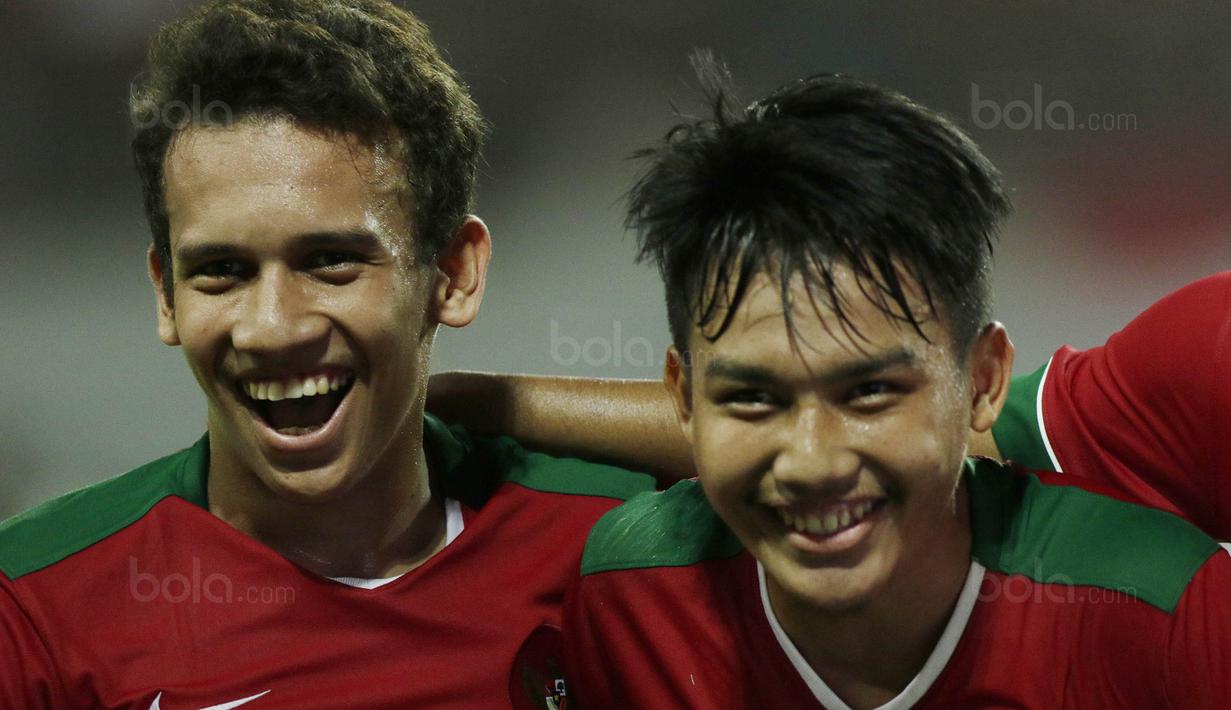 Gelandang Indonesia U-19, Witan Sulaeman bersama Egy Maulana, melakukan selebrasi usai mencetak gol ke gawang Thailand U-19 di Stadion Wibawa Mukti, Cikarang, Minggu (8/10/2017). Indonesia menang 3-0 atas Thailand. (Bola.com/M Iqbal Ichsan)