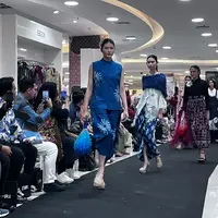 SOGO Department Store bersama Bank BRI meresmikan program Wastra Nusantara pada 28 November 2025 di SOGO Central Park. Program kolaborasi ini menjadi jembatan bagi UMKM binaan BRI untuk hadir di jaringan gerai SOGO, salah satu retail terbesar yang sudah beroperasi lebih dari 35 tahun di Indonesia. (foto/dok: fimela.com/sitinurarisha)