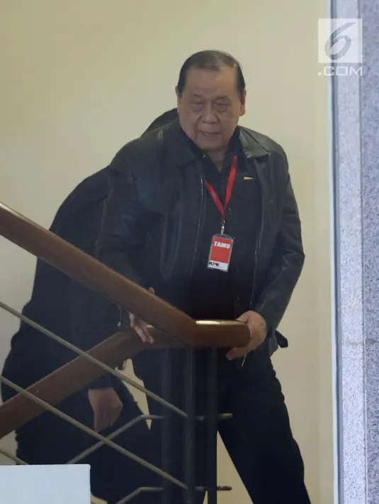 Ketua Komisi III DPR Kahar Muzakir bersiap menjalani pemeriksaan di Gedung KPK, Jakarta, Selasa (12/2). Kahar memilih langsung masuk ke dalam lobi Gedung KPK tanpa memberikan keterangan pada awak media. (Liputan6.com/Angga Yuniar)