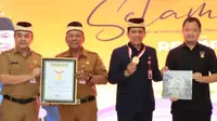 Pj. Bupati Tangerang, Andi Ony saat menerima piagam Rekor MURI Dunia dalam Gerakan Tanam Pangan Cepat Panen Terbanyak sebanyak 136.700 bibit cabai.