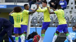 Selebrasi para pemain Timnas Brasil U-20 setelah mencetak gol pertama ke gawang Nigeria melalui Jean Pedroso (kedua kanan) pada laga terakhir Grup D Piala Dunia U-20 2023 di Unico Diego Maradona Stadium, La Plata, Argentina (27/5/2023). (AP Photo/Gustavo Garello)