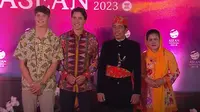 PM Kanada Justin Trudeau dan anaknya, Xavier, berfoto dengan Presiden Jokowi dan Iriana dalam gala dinner KTT ASEAN. (Tangkapan layar Youtube Sekretariat Presiden)