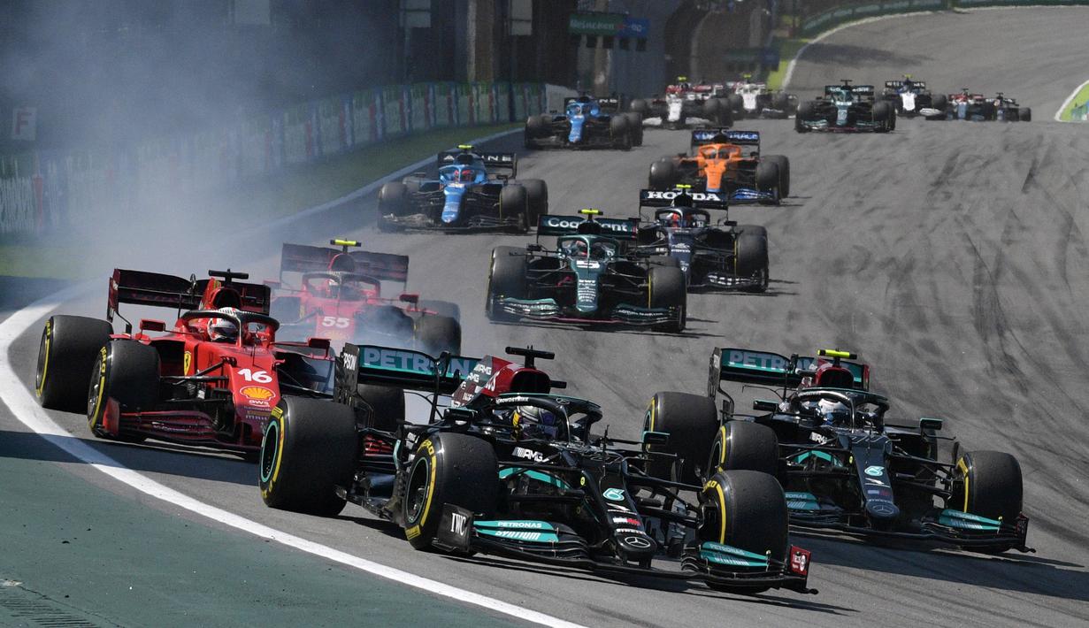 Di lap pertama, Hamilton langsung tancap gas dan mampu merangsek hingga posisi ke-6. Sementara Verstappen dengan mudah mengkudeta posisi Bottas menjadi yang tercepat. (AFP/Carl De Souza)