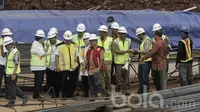 Wakil Presiden, Jusuf Kalla, meninjau renovasi velodrome di Rawamangun. Venue yang akan dipakai untuk balap sepeda Asian Games 2018 itu akan diubah dari outdoor menjadi indoor. (Bola.com/M Iqbal Ichsan)
