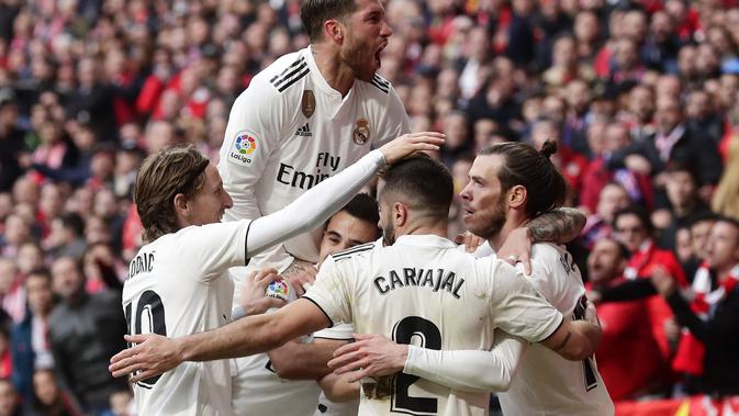 Para pemain Real Madrid merayakan gol Gareth Bale ke gawang Atletico Madrid pada pekan ke-23 Liga Spanyol di Estadio Wanda Metropolitan, Sabtu (9/2/2019). Real Madrid menang 3-1. (AP Photo/Manu Fernandez)