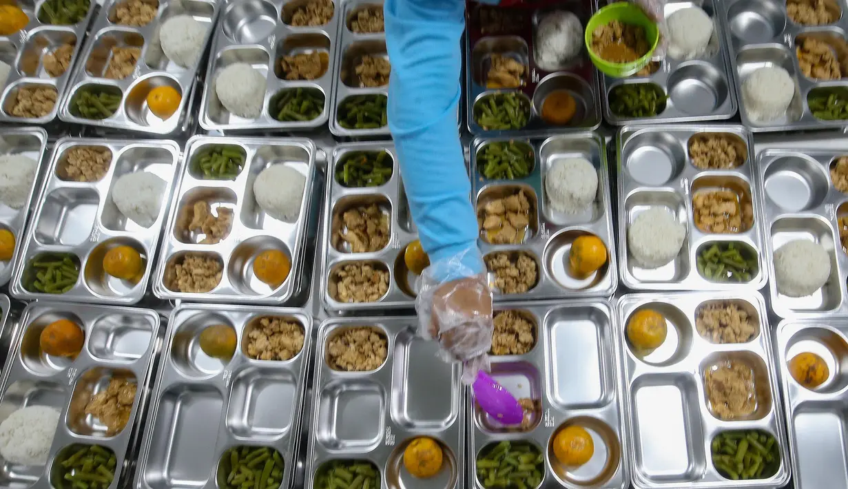 <p>Untuk diketahui, menu yang dihadirkan dan diolah di dapur untuk Makan Bergizi Gratis dikelola langsung oleh Satuan Pelayanan Pemenuhan Gizi (SPPG) yang ditunjuk Badan Gizi Nasional (BGN). (merdeka.com/Arie Basuki)</p>