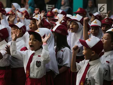 Antusias murid mengikuti upacara bendera pada hari pertama sekolah di SDN Pisangan 02, Ciputat, Tangerang Selatan, Senin (15/7/2019). Senin, 15 Juli 2019 merupakan hari pertama masuk sekolah tahun ajaran 2019/2020 usai libur panjang. (Liputan6.com/Faizal Fanani)