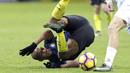 Pemain Inter Milan, Joao Mario terjatuh saat berduel dengan pemain Chievo pada lanjutan Serie A di San Siro stadium, Milan, (14/1/2017). Inter menang 3-1. (AP/Luca Bruno)