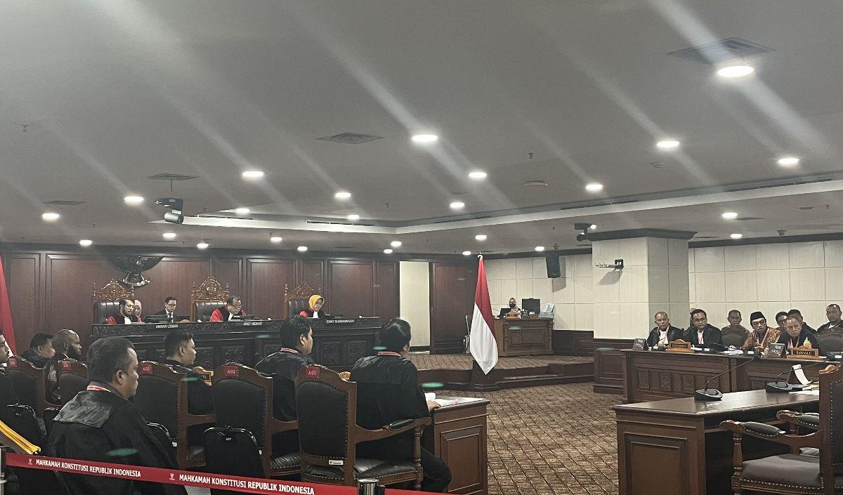 Akibat tidak hadir, Saldi menganggap ketidakhadiran pemohon dianggap gugur dan tidak perlu dilanjutkan untuk direspons pihak terkait.<br>