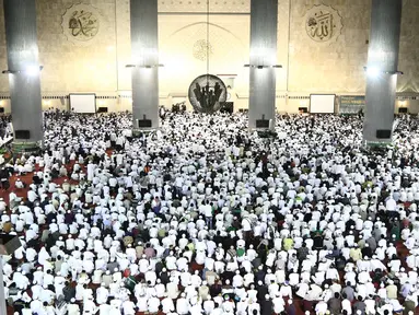 Peserta aksi 112 sedang mengikuti dzikir di Masjid Istiqlal, Jakarta, Sabtu (11/2). Kegiatan aksi 112 ini digelar di Masjid Istiqlal dengan agenda zikir dan tausiyah nasional. (Liputan6.com/Herman Zakharia)
