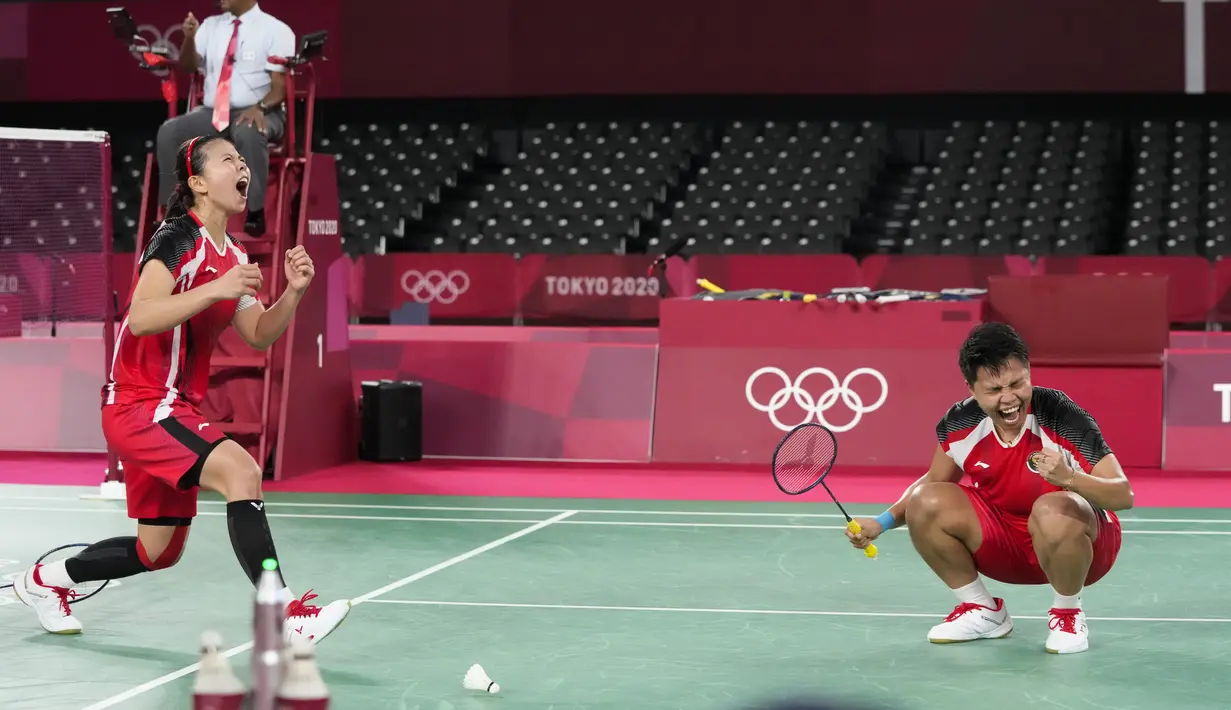 Ganda putri Indonesia, Greysia Polii / Apriyani Rahayu berselebrasi usai mengalahkan Lee So-hee dan Shin Seung-chan dari Korea Selatan pada semifinal bulu tangkis tunggal putri Olimpiade Tokyo 2020, Jepang, Sabtu (31/7/2021). Greysia  / Apriyani menang dua set langsung. (AP Photo/Markus Schreiber)