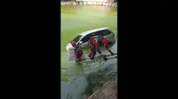 Petugas Sudin Gulkarmat Jakarta Selatan mengevakuasi mobil Toyota Avanza yang tercebur ke dalam danau di Kompleks PUPR, Pondok Pinang, Jaksel. (Foto: Istimewa)