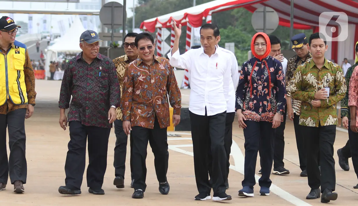 Presiden Joko Widodo (tengah) meninjau kondisi jalan tol saat peresmian Tol JORR II ruas Kunciran-Serpong, Tangerang Selatan, Jumat (6/12/2019). Setelah peresmian, ruas tol sepanjang 11,1 km tersebut siap digunakan oleh masyarakat jelang Natal 2019 dan Tahun Baru 2020. (Liputan6.com/Angga Yuniar)