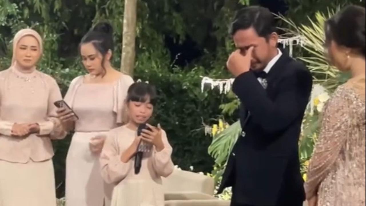 “Aa semoga kita main terus ya. Aa soalnya nanti udah nggak ada di rumah lagi. Aa udah nggak tinggal sama kita lagi,” tuturnya dalam pidato.