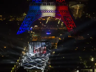 Suasana kemeriahan acara Champs de Mars yang digelar untuk menyambut Piala Eropa 2016 di Paris fan zone, belakang Menara Eiffel, Prancis, Jumat (10/6/2016). (AFP/Geoffroy Van Der Hasselt)