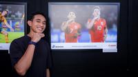 Pemain Timnas Indonesia, Rizky Ridho berpose di samping foto karya pewarta foto Bola.com, Bagaskara Lazuardi dalam pameran foto Media Cup 2025 yang bertema "Timnas Indonesia dari Masa ke Masa" di Cibis, Cilandak, Jakarta Selatan, Selasa (28/10/2025). (Bola.com/Bagaskara Lazuardi)