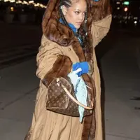 Gaya comeback Rihanna hadir di studio rekaman, pesona auto glam yang sempurna.