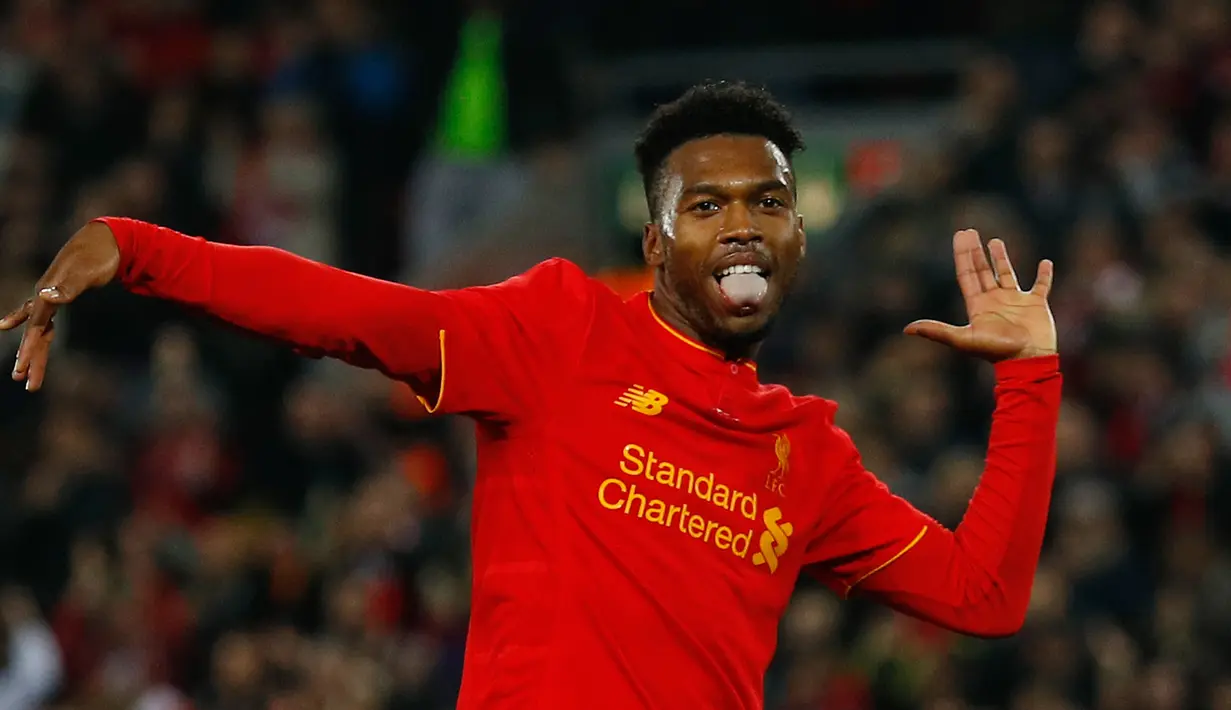 Tarian Daniel Sturridge saat merayakan gol keduanya ke gawang Tottenham Hotspur pada pertandingan babak 16 besar Piala Liga Inggris (EFL Cup) di Stadion Anfield, Liverpool, Inggris (25/10). Liverpool menang 2-1 atas Hotspur. (Reuters/Phil Noble)