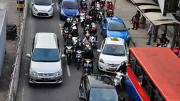 Sejumlah pengendara motor berusaha memanfaatkan celah agar lolos dari kemacetan yang terjadi di kawasan Bundaran HI, Jakarta, (25/7/2014). (Liputan6.com/Faizal Fanani) 