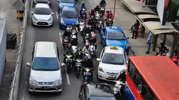 Sejumlah pengendara motor berusaha memanfaatkan celah agar lolos dari kemacetan yang terjadi di kawasan Bundaran HI, Jakarta, (25/7/2014). (Liputan6.com/Faizal Fanani) 