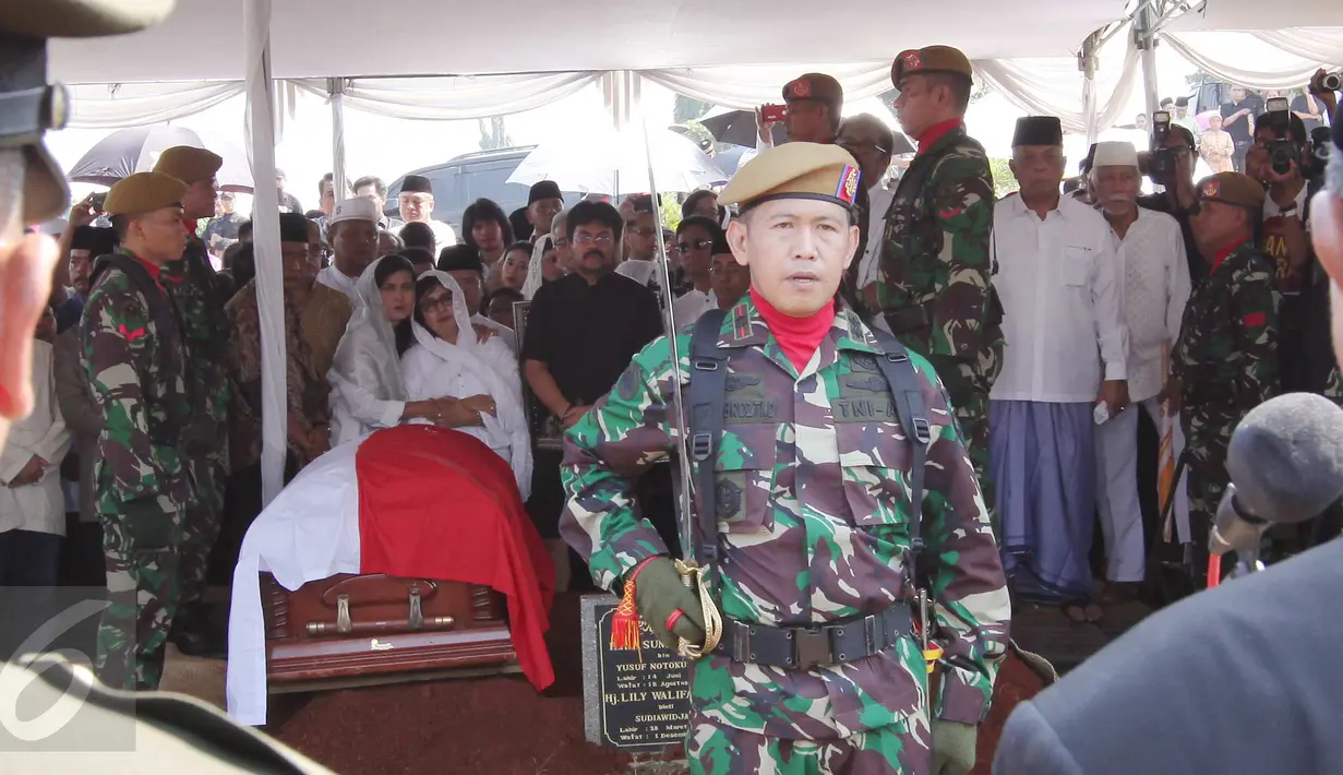 Suasana pemakaman pengacara senior Adnan Buyung Nasution di TPU Tanah Kusir, Jakarta, Kamis (24/9/2015). Adnan meninggal dunia pada Rabu (23/9) di RSPI setelah dirawat karena mengalami gangguan jantung dan ginjal. (Liputan6.com/Angga Yuniar)
