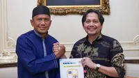 Rahmad Darmawan bersama pemilik Barito Putera H. Hasnuryadi Sulaiman usai pendatanganan kontrak kerja pada Kamis malam (23/5/2024). (Bola.com/Nandang Permana)
