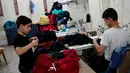 Bocah pengungsi Suriah sedang bekerja sebuah pabrik tekstil di Gaziantep, Turki, (16/5). Mereka bekerja untuk membantu orang tuanya untuk hidup selama mengungsi di Turki. (REUTERS/Umit Bektas)