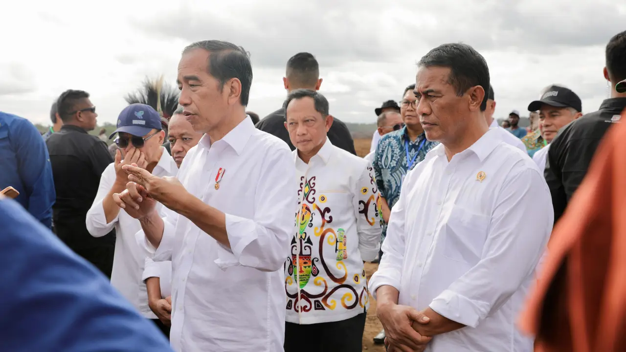 Menteri Pertanian (Mentan) Andi Amran Sulaiman bersama Presiden Joko Widodo (Jokowi) menginspeksi langsung pengembangan lahan pertanian modern di Distrik Kurik, Kabupaten Merauke, Selasa (23/7) (Istimewa)