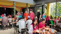 Suasana keberagaman makan bersama warga Tionghoa dan masyarakat Cirebon secara umum pada suasana Imlek. Foto (Liputan6.com / Panji Prayitno)