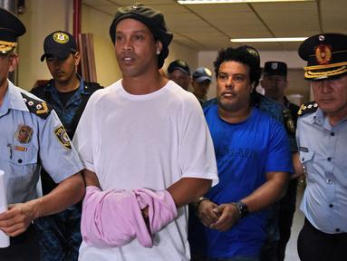 Ronaldinho pernah mendekam di penjara selama 32 hari bersama saudaranya, Roberto Assis. Mereka ditangkap oleh pihak berwajib akibat diduga menggunakan paspor palsu ketika menghadiri acara amal di Paraguay tahun 2020 silam. (Foto: AFP/Norberto Duarte)