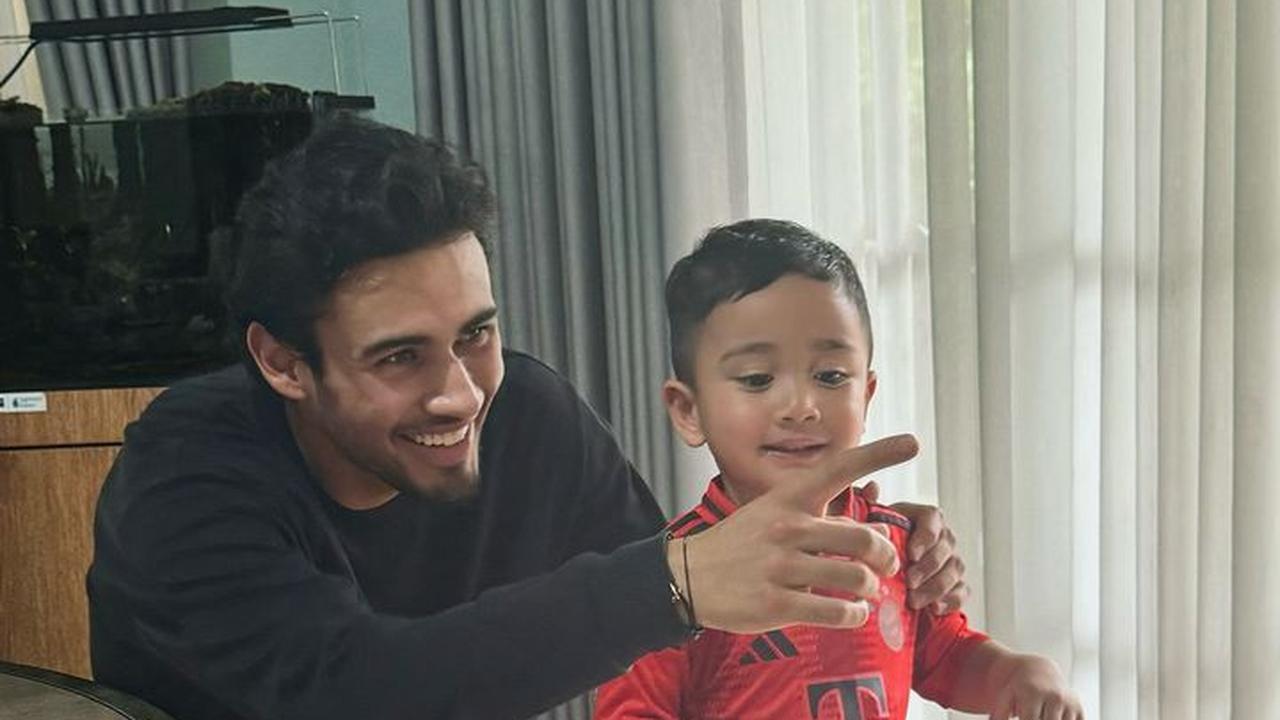 9 Potret Pemain Timnas Nathan Tjoe-A-On Datang ke Rumah Raffi Ahmad, Akrab dengan Rayyanza - Main Bola Bareng