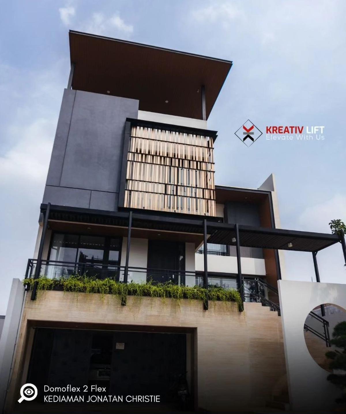 Rumah Jonatan Christie terlihat futuristik namun tetap menghadirkan kenyamanan yang hangat.