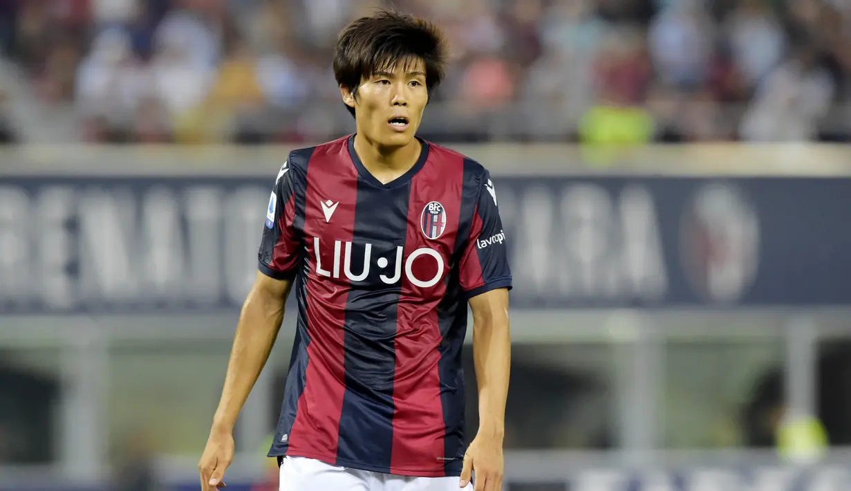 3. Takehiro Tomiyasu (Bologna) - Pemain berusia 21 tahun ini merupakan palang pintu utama skuat Sinisa Mihajlovic. Penampilan apiknya sempat membuat AC Milan tertarik menggunakan jasanya pada bursa transfer musim panas kemarin. (AP/Marco Vasini)