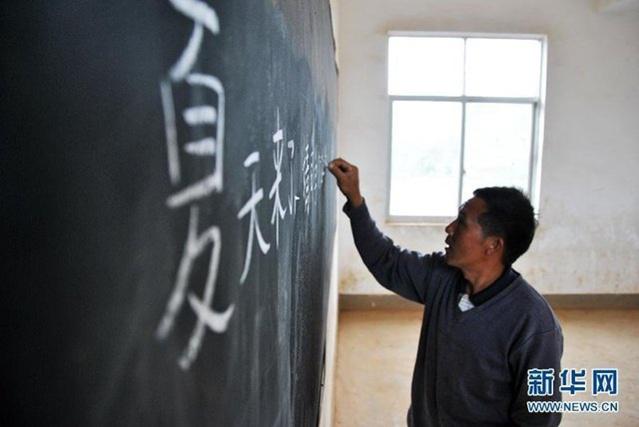 Xie sedang mengajar di depan kelas | Photo: Copyright shanghaiist.com