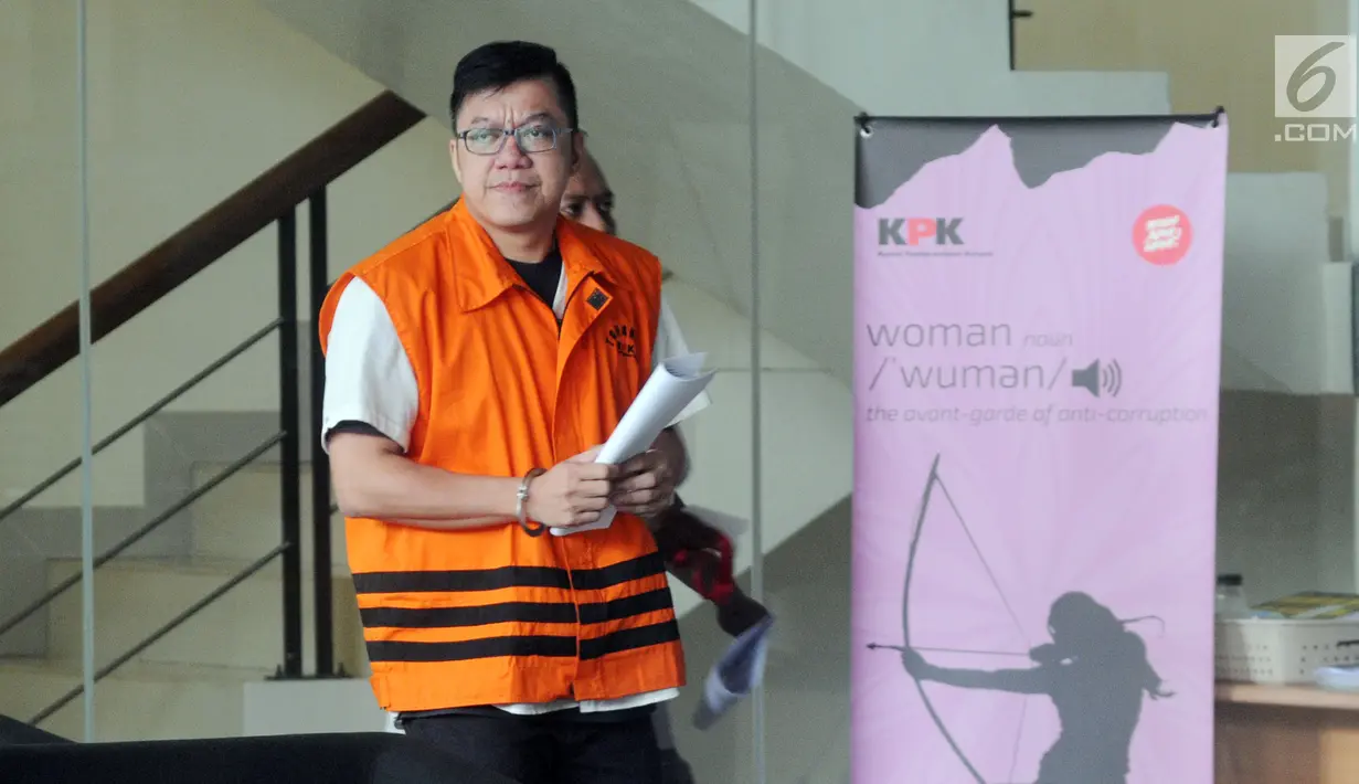 Pemegang saham mayoritas PT Bintuni Energy Persada David Manibui usai menjalani pemeriksaan di Gedung KPK, Jakarta, Selasa (24/9/2019). Dia diperiksa sebagai tersangka dugaan suap pengadaan pekerjaan peningkatan jalan di Kabupaten Jayapura pada APBD-P Pemprov Papua TA 2015. (merdeka.com/Dwi Narwoko)