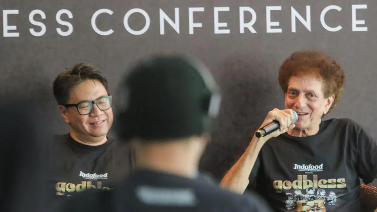 Grup band legendaris God Bless bersama Tohpati  saat memberikan keterangan kepada wartawan menjelang Konser Emas 50 Tahun with Tohpati Orchestra di Jakarta, Rabu (25/10/2023).