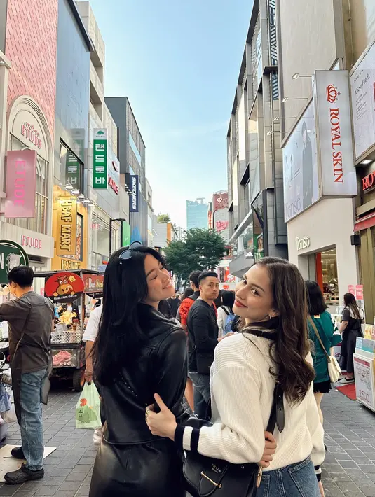 Dalam film terbarunya ini ia akan beradu akting dengan Anna Jobling yang merupakan aktris kelahiran Kuala Lumpur. Dalam momen kebersamaannya, Yoriko dan Anna pun terlihat akrab menikmati waktu bersama ketika berada di Myeongdong, Seoul, Korea Selatan. (Liputan6.com/IG/@yorikooangln_)