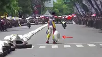 Pertikaian pembalap Road Race Seri V Kejurda Jatim yang digelar di Bondowoso, Jawa Timur. (Istimewa)