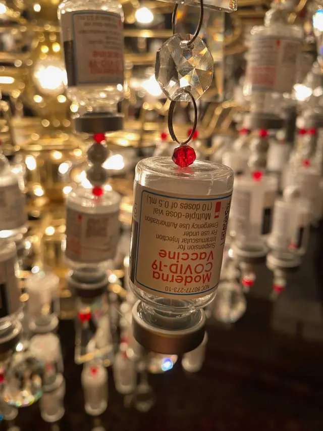 Apresiasi Tenaga Kesehatan, Perawat Ini Ciptakan Lampu Gantung Cantik dari Botol Vaksin Bekas