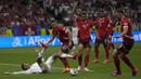Striker Timnas Jerman, Kai Havertz (kiri) terjatuh usai perebutan bola dengan bek Timnas Swiss, Fabian Schar pada laga matchday ketiga Grup A Euro 2024 di Waldstadion, Frankfurt, Jerman, Minggu (23/6/2024). (AP Photo/Darko Vojinovic)
