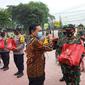 EMTEK Peduli Corona, Imam Sudjarwo Ketua Umum YPP secara simbolis berikan bantuan ke Pusjianstra TNI berupa sembako dan masker kain