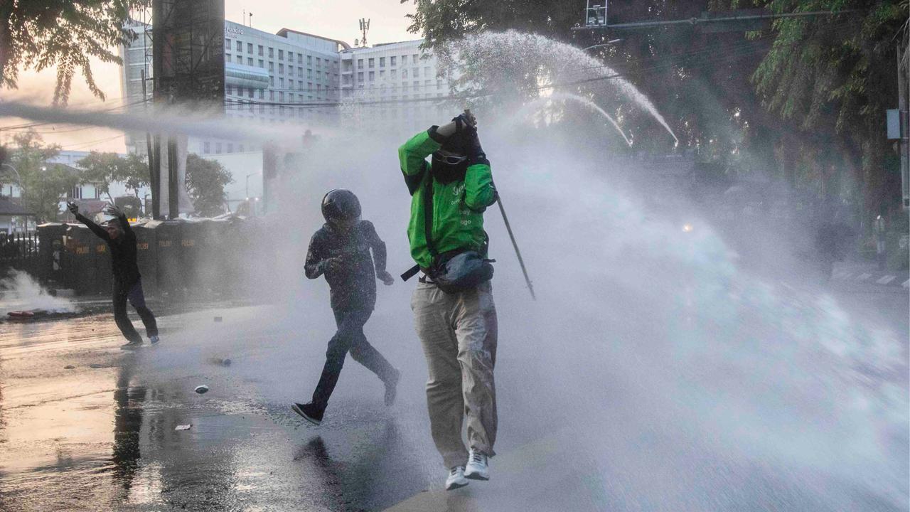 FOTO: Ricuh Aksi Mahasiswa Tolak Tunjangan DPR, Polisi Semprotkan Water Canon