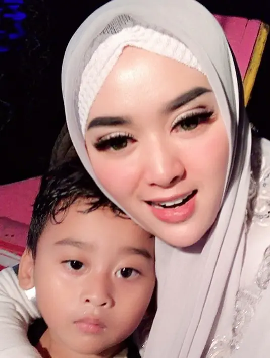 Seperti diketahui, Lucky Hakim resmi mendaftarkan gugatan cerainya di PA Jakarta Timur pada Jumat, 30 Juni 2017 lalu. Bahkan, Lucky mengadakan sayembara dengan hadiah 500 juta. Hadiah itu bagi yang menemukan foto Tiara bersama Lucky dan ibunya. 