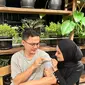 Nadya Mustika dan Iqbal Rosadi memperlihatkan alat tes uji kehamilan. (Source: Instagram @nadyamustikarahayu)