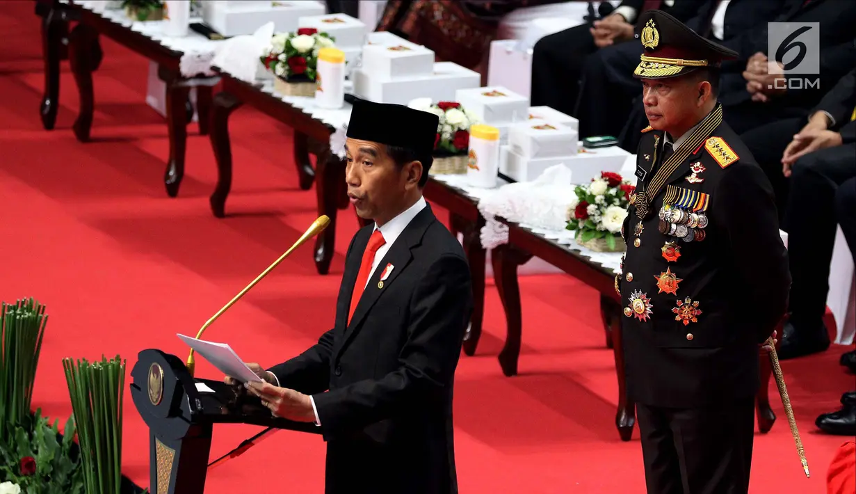Presiden Joko Widodo atau Jokowi (kiri) didampingi Kapolri Jenderal Tito Karnavian (kanan) saat menjadi inspektur upacara pada peringatan HUT ke-72 Bhayangkara di Istora Senayan, Jakarta, Rabu (11/7). (Liputan6.com/JohanTallo)