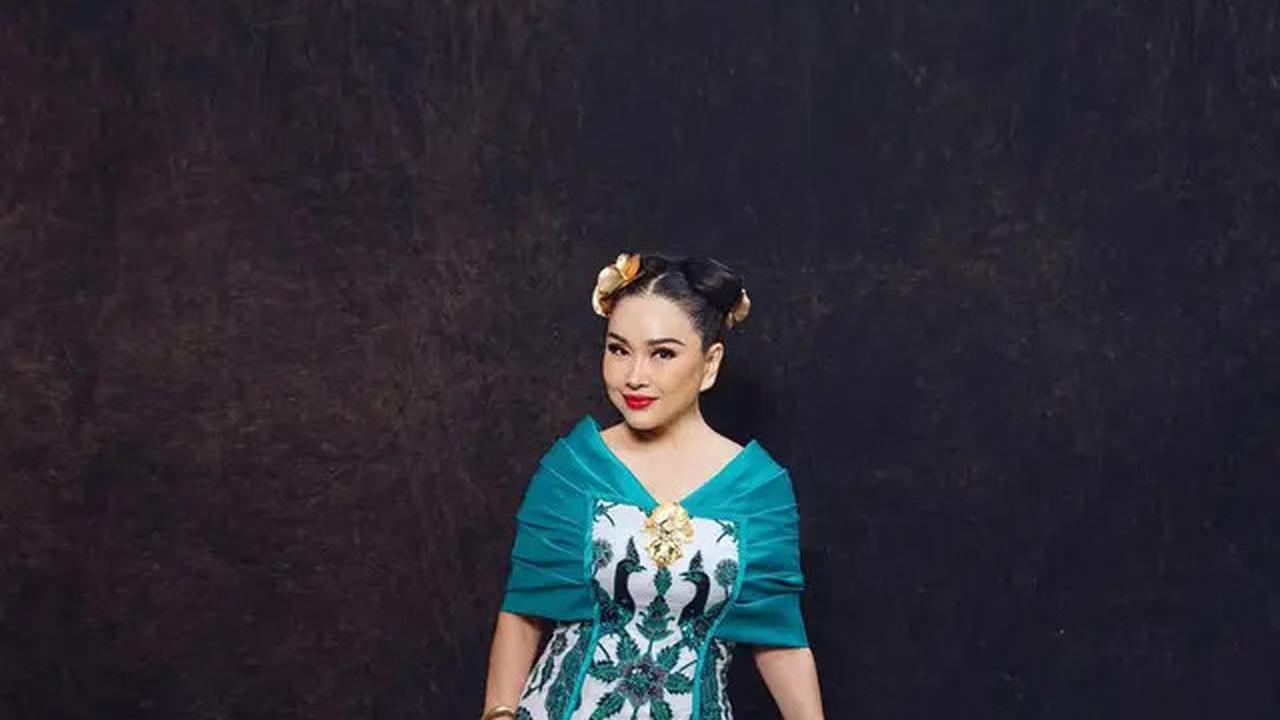 Potret Titi DJ saat Pakai Kebaya, Cantik dan Anggun di Usia Hampir 60 Tahun