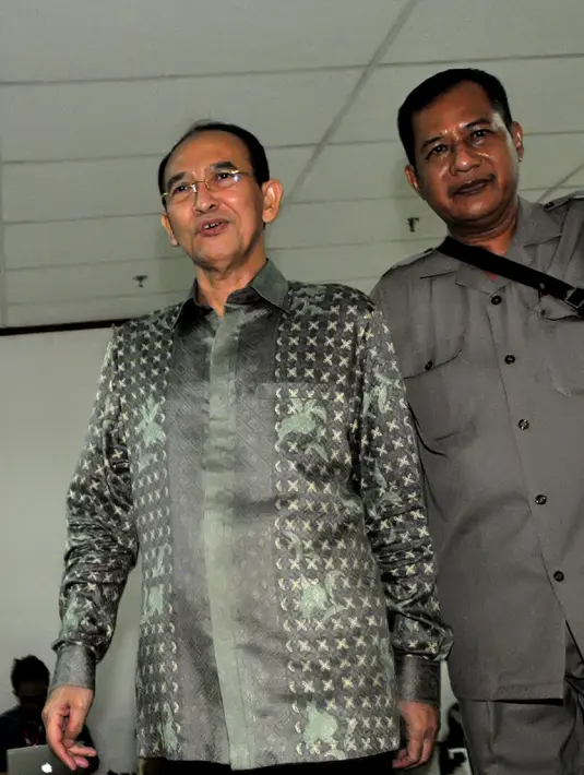 Mantan Menteri Agama, Suryadharma Ali (SDA) memasuki ruang sidang untuk pembacaan dakwaan di Pengadilan Tipikor, Jakarta, Senin (31/8/2015). SDA didakwa telah menggunakan Dana Operasional Menteri (DOM) hingga Rp1,821 miliar. (Liputan6.com/Herman Zakharia)