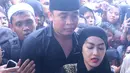 Dengan tubuh mulai limbung, Julia Perez berusaha tetap kuat melihat pemakaman Olga Syahputra (Foto: Galih W Satria)