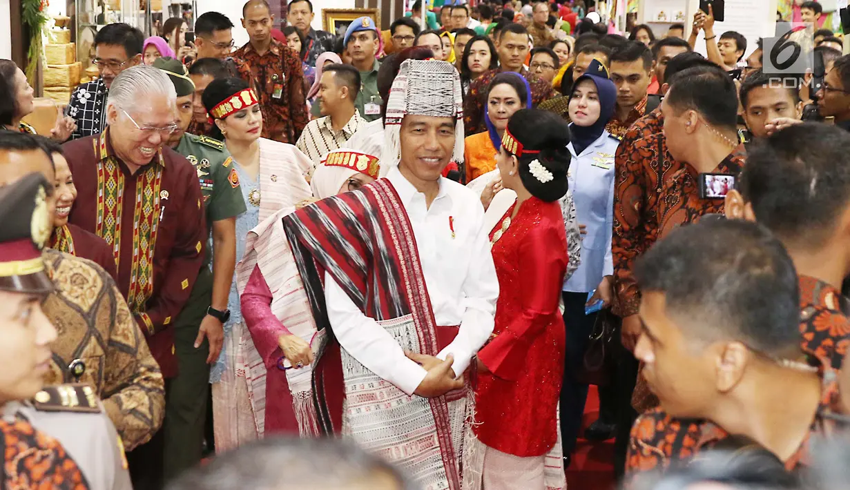 Presiden Joko Widodo (Jokowi) melihat produk kerajinan pada Pameran Kriyanusa Dewan Kerajinan Nasional 2017 di JCC, Rabu (27/9). Pameran ini bertujuan meningkatkan kreativitas wirausaha muda kriya Indonesia. (Liputan6.com/Angga Yuniar)